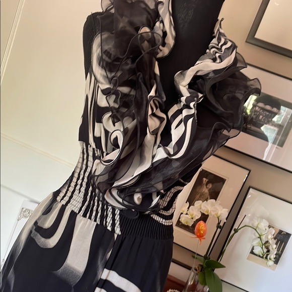 Elegant Black and White Halter-Top Jumpsuit with Ruffled Detail - Picture 4 of 16